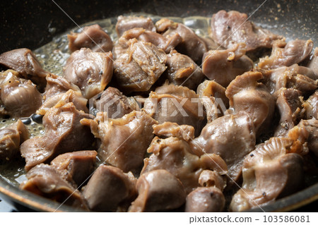 平底鍋煎雞胗（用鹽和胡椒粉炒）。 103586081