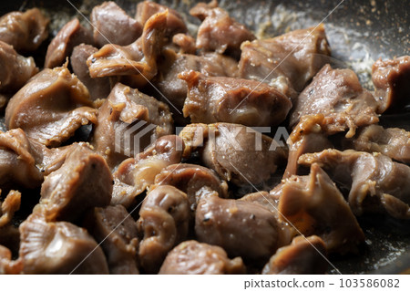 平底鍋煎雞胗(用鹽和胡椒粉炒)。 平底鍋煎雞胗(用鹽和胡椒粉炒)。 103586082