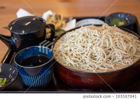 Zaru soba with tempura 103587041