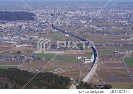 2023 年 3 月,從文殊山眺望正在建設中的福井市北陸新幹線中心 2023 年 3 月,從文殊山眺望正在建設中的福井市北陸新幹線中心 103587394
