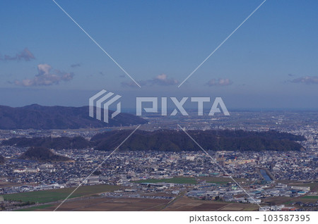 從文殊山眺望福井市福井平原和阿諏訪三山 從文殊山眺望福井市福井平原和阿諏訪三山 103587395