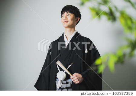 一個穿著帶徽章的袴的男人 一個穿著帶徽章的袴的男人 103587399