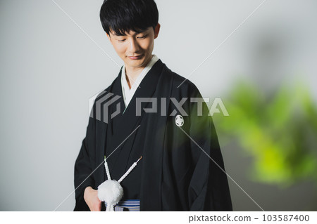 一個穿著帶徽章的袴的男人 一個穿著帶徽章的袴的男人 103587400