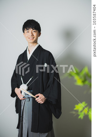 一個穿著帶徽章的袴的男人 一個穿著帶徽章的袴的男人 103587404