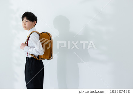 elementary school boy 103587458