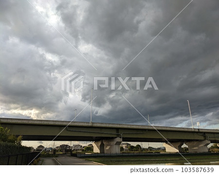 暴風雨前的高速公路 103587639