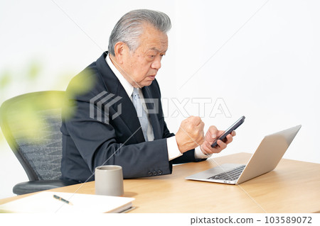 Businessman smartphone search 103589072