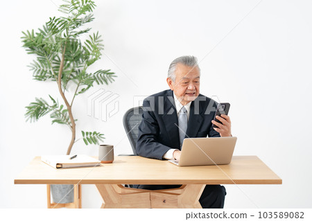 Businessman smartphone search 103589082