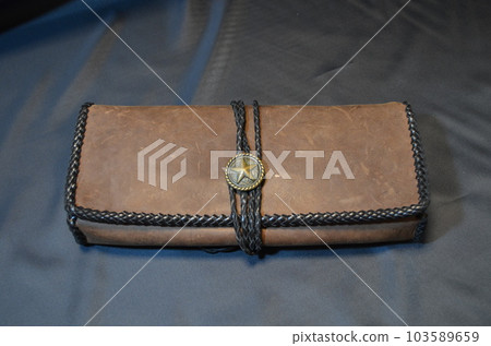 用皮革工藝製作的包 用皮革工藝製作的包 103589659