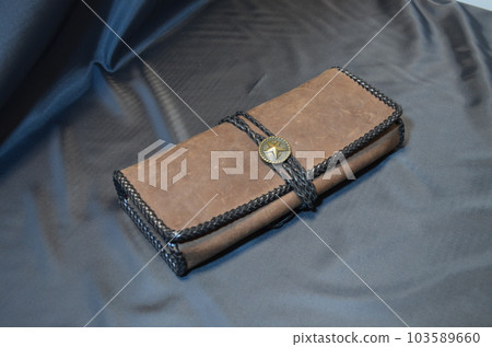 用皮革工藝製作的包 用皮革工藝製作的包 103589660