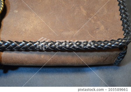 用皮革工藝製作的包 103589661
