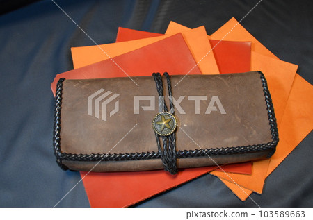 用皮革工藝製作的包 用皮革工藝製作的包 103589663