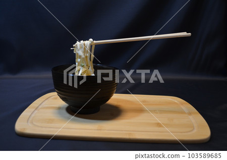 像食物樣品一樣冷凍的烏冬面 103589685