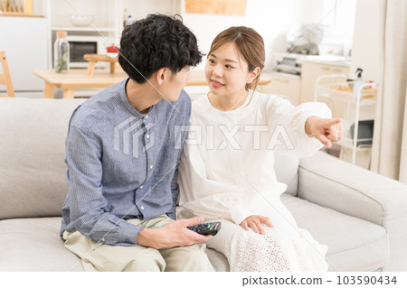 看電視時對視的情侶 看電視時對視的情侶 103590434