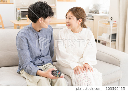 看電視時對視的情侶 看電視時對視的情侶 103590435