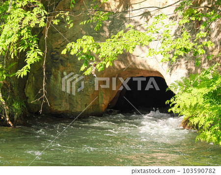 福島縣會津若松市飯盛山殿口堰洞窟 103590782