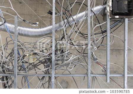Electric cords and ducts running through the ceiling 103590785