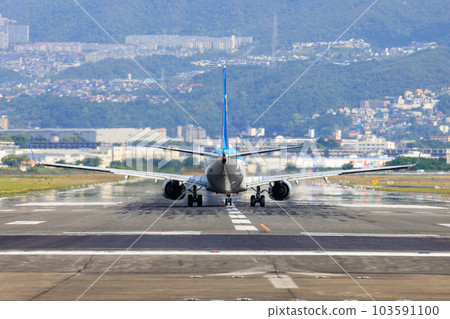 一架噴氣式客機進入起飛系統並等待來自控制塔的指令 103591100