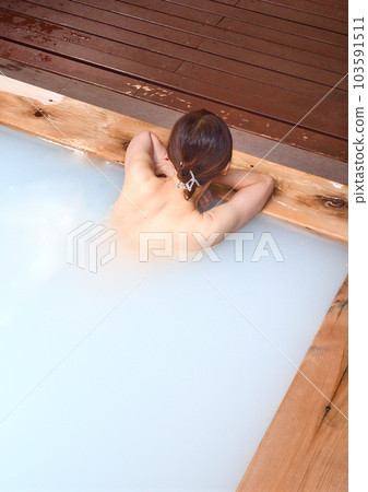Women bathing in hot springs 103591511