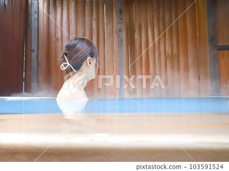女人在溫泉里洗澡 103591524