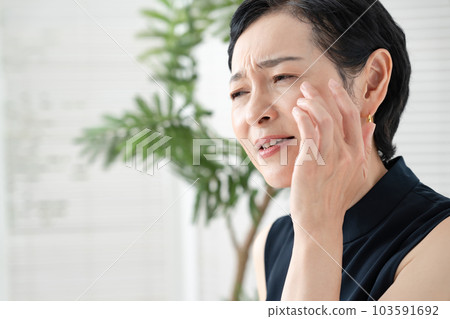 美容煩惱擔心皮膚粗糙 103591692