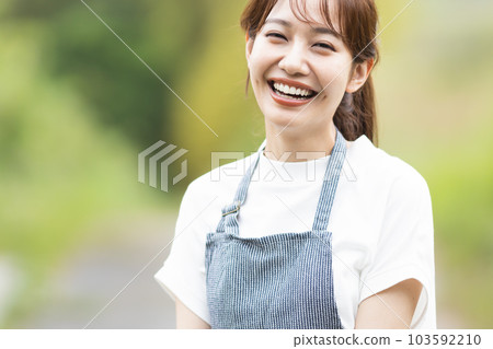 微笑的女人肖像 103592210