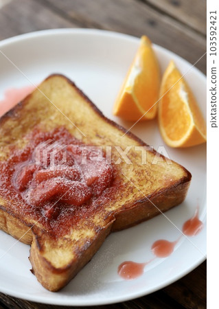 配自製草莓醬的吐司 103592421