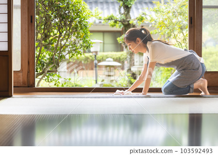 女人用抹布擦地板 103592493