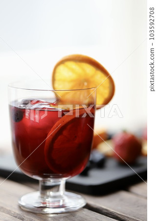 清爽的冰涼花草茶，配上大量新鮮水果 103592708