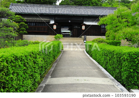 [Okayama Prefecture] Nagaya Gate of the Former Nozaki Family Residence 103593190