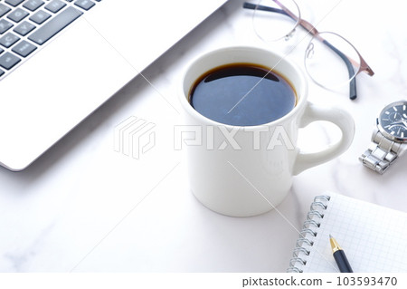 在您的電腦上工作時享用現煮咖啡的咖啡休息時間 在您的電腦上工作時享用現煮咖啡的咖啡休息時間 103593470