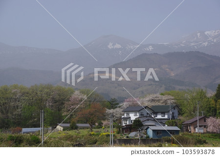 A hazy landscape due to yellow sand flying Defective due to yellow sand 103593878