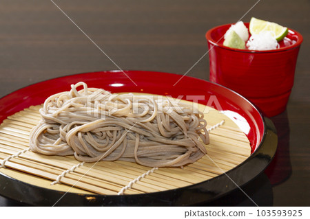 Zaru soba 103593925