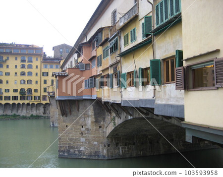 雨中的佛羅倫薩舊橋 103593958