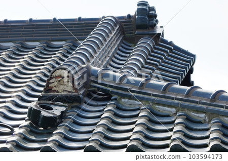 瓦屋頂角脊上的鬼瓦已被拆除 103594173