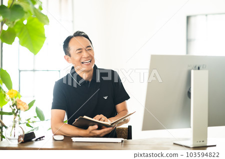 週末在家工作的中年男子 103594822