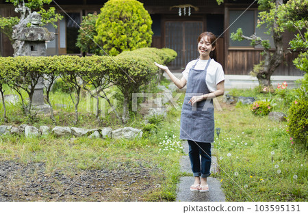 一個女人帶著微笑 103595131