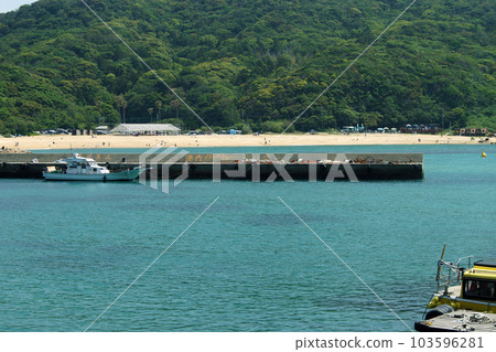 福岡縣糸島市的人氣休閒勝地。從科亞漁港眺望科亞海岸的景色。 福岡縣糸島市的人氣休閒勝地。從科亞漁港眺望科亞海岸的景色。 103596281