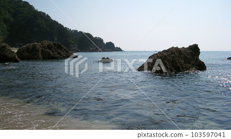 日本海的笹川流和伸入海中的海角是折岩 103597041