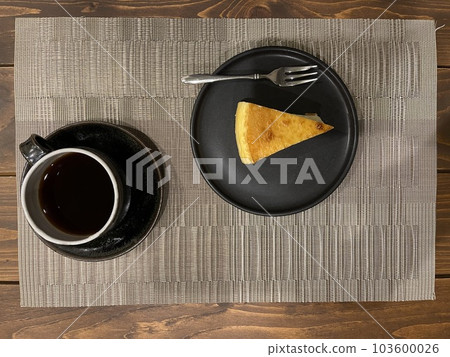 Cheesecake and black coffee 103600026