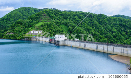 從瞭望台眺望多摩川大壩和寶泉湖美麗的湖水〉 103600065
