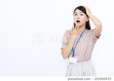 30 多歲的職業女性驚訝地把頭抱在白色背景前 103600455