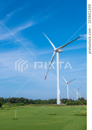 藍天中閃耀的風力發電機(鳥取縣北榮町) 藍天中閃耀的風力發電機(鳥取縣北榮町) 103601209