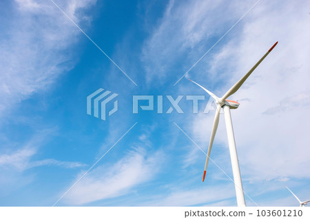 藍天中閃耀的風力發電機（鳥取縣北榮町） 103601210