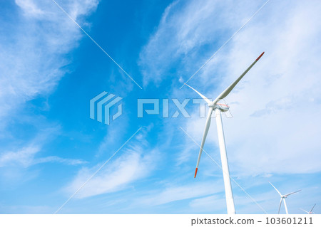 藍天中閃耀的風力發電機（鳥取縣北榮町） 103601211