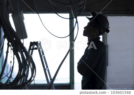 觀看建造場所的工作者男性剪影 103601598