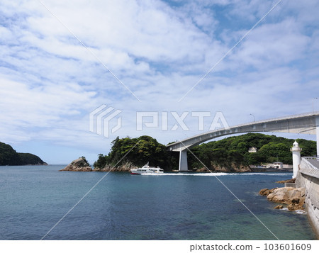 Kaminoseki Ohashi Bridge and Liner bound for Iwaishima (Kaminoseki-cho, Kumage-gun, Yamaguchi Prefecture) Kaminoseki Ohashi Bridge and Liner bound for Iwaishima (Kaminoseki-cho, Kumage-gun, Yamaguchi Prefecture) 103601609