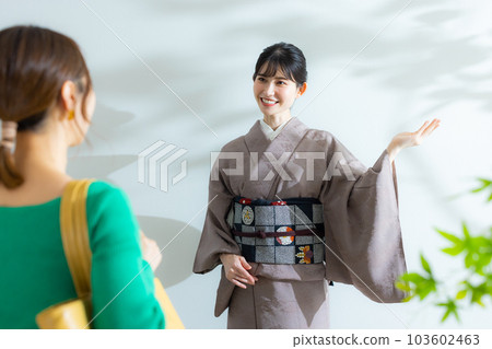 由穿著和服的老闆娘引導的一對夫婦 103602463