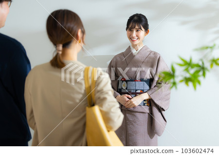 由穿著和服的老闆娘引導的一對夫婦 由穿著和服的老闆娘引導的一對夫婦 103602474