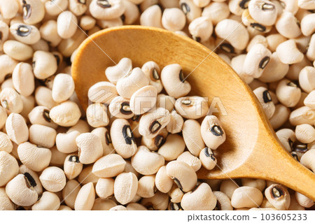 Black eyed peas background with wooden spoon. Horizontal 103605233